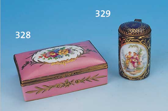 MINIATUR-KRUG, DRESDEN, UM 1900, PORZELLAN, FEINE BUNTE BEMALUNG, KOBALTBLAUER FOND, IN KARTUSCHE DARST. EINER GALANTEN SZENE, REICHE ...