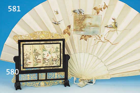 FäCHER, UM 1870/80, SEIDE, FEIN BUNT BE- MALT, MEISSEN IN KIRCHGEZWEIG UND LANDSCHAFT IN KARTUSCHE, GESTäNGE AUS BEIN, 1 STAB GE- KLEBT, L. ...
