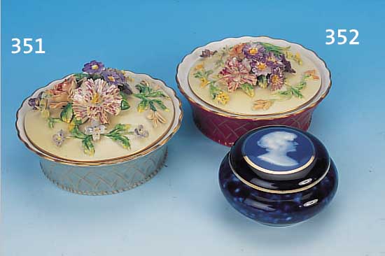 DECKELDOSE, LIMOGES, FRANKR., UM 1920/30, PORZELLAN, KOBALTBLAU, PATE-SUR-PATE, DARST. EINES FRAUENPROFILS, GOLDRAND, L. BER., D. CA. 9 CM
