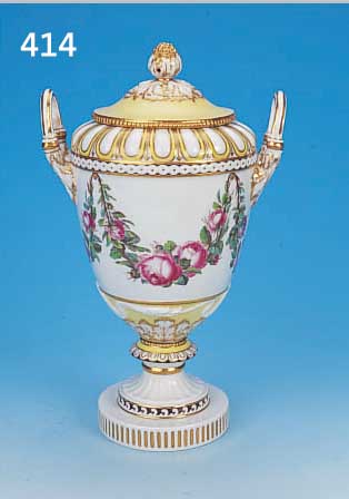 DECKELVASE, KPM, UM 1820/30, PORZELLAN, ZITRONENGELBER FOND, FEINE BUNTE BEMALUNG, UM-LAUFENDE BEMALUNG VON ROSENGIRLANDEN, WANDUNG TEILRELIEF., ...