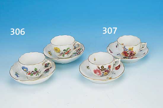 PAAR MOKKATASSEN MIT UNTERTASSEN, MEISSEN, 2. H. 20. JH., PORZELLAN, FEINE BUNTE BEMALUNG VON BLUMENBOUQUETS U. STREUBLüMCHEN, TEIL- RELIEF. ...