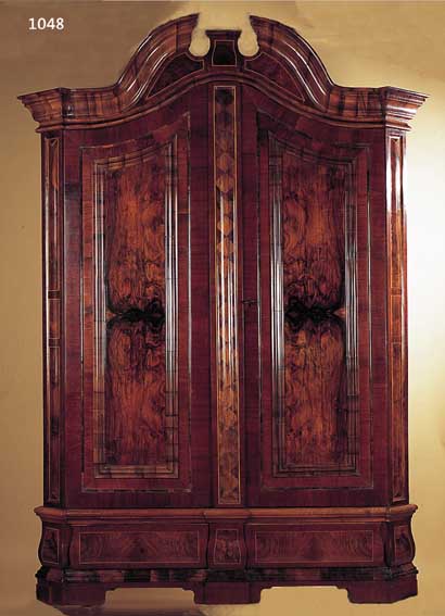 GROßER BAROCKSCHRANK, NORDDEUTSCH, UM 1770/80, MAHAGONIFURNIER MIT NUßBAUM- WURZELFURNIER, GESPRENGTER GIEBEL, DIESER JEDOCH ...