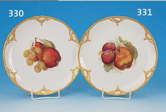 ZIERTELLER, KPM BERLIN, 1900/20, PORZELLAN, FEINE BUNTE BEMALUNG VON QUITTE U. PFLAUMEN, QUALITäTV. DARST., TEILRELIEF. RäNDER GOLD- STAFFIERT, ...
