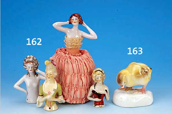 PORZELLANFIGUR, NYMPHENBURG, UM 1910/15, KüCKEN, BUNTE BEMALUNG, MONOGR. A. Z., H. CA. 9 CM, MIN. GLASURFEHLER