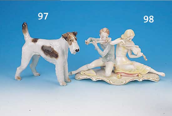 PORZELLANFIGUR, ROSENTHAL, UM 1940, TERRIER,SPARSAME NATURAL. BEMALUNG, H. CA. 25,5, L. CA. 24 CM, ENTW. VERMUTLICH KäRNER