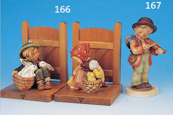 PAAR BUCHSTüTZEN, HUMMEL, 1964, MODELLNR, 61 A UND B, HASENVATER UND KüKENMUTTER, FEIN- STEINGUT BUNT BEMALT, AUF HOLZ MONTIERT, GE- SAMTHöHE ...