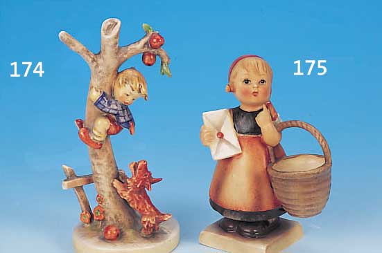 SKULPTUR, HUMMEL, 1936, MODELLNR. 56A, DER APFELDIEB, FEINSTEINGUT BUNT BEMALT, H. CA. 16 CM