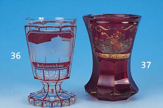 BECHERGLAS, BöHMEN, UM 1860, FARBLOSES RUBINIERTES GLAS, GESCHLIFFENE KARTUSCHE BEZ. ZUM VERGNüGEN, GOLDSTAFFAGE BERIEBEN, H. CA. 13 CM