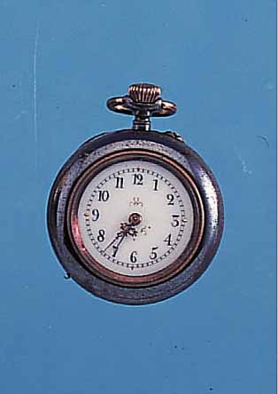 DAMENTASCHEN/ANHäNGEUHR, SCHWEIZ UM 1910, BRüN. STAHLGEH., BER., BODENSCHARNIER DEFEKT, PERF. EMAILZIFFERBL. M. GOLDPIQUETARB. (MAL- TESER ...