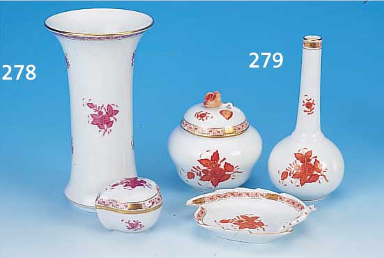 DREI TEILE PORZELLAN, HEREND/UNGARN, 20. JH., ORANGEROTE FLORALE BEMALUNG GOLDGEHöHT, BESTEHEND AUS VASE, DECKELDOSE UND ...