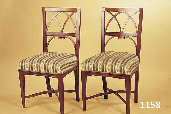 VIER STüHLE, WOHL ENGLAND, UM 1920, BUCHE MASSIV, VERSTREBTE RüCKENLEHNEN, LEICHTERE ALTERS- UND GEBR.-SPUREN, H. CA. 90 CM, ...