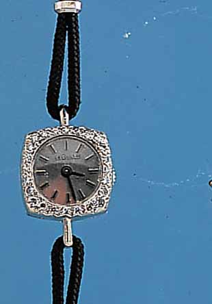 LE COULTRE DAMENARMBANDUHR, SOGEN. BACKWIN- DER, REF.-NR. 7838/D, SCHWEIZ/USA UM 1956, BODEN GEDR., ZEIGERST. U. AUFZUG AM GEH.-BODENLüNETTE M. ...