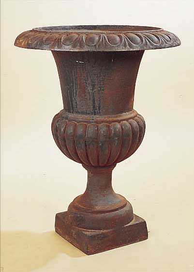 PAAR GROßE AMPHOREN, FRANKREICH, UM 1900, GUßEIßEN, H. 76 CM, ALTERSSPUREN, KORRODIERT