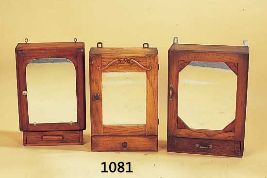 DREI WANDSCHRäNKCHEN, 30ER JAHRE, EICHE UND BUCHE, H. CA. 47/45/48 CM, JEWEILS MIT SPIEGEL UND SCHUB, ALTERSSCHäDEN