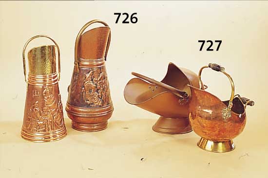 ZWEI KOHLESCHüTTEN, HOLLAND, UM 1900/20, KUPFER/MESSING, MIT GEPRäGTER DARSTELLUNG, H. 50/58 CM, L. ALTERSSPUREN
