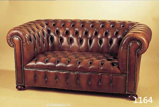 KL. SOFA, ENGLAND, STILMöBEL, LEDER GENOPPT,L. ALTERS- UND GEBRAUCHSSPUREN, MAßE AUF AN- FRAGE