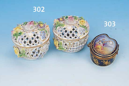 DECKELDOSE, WOHL FRANKREICH, UM 1870/90, PORZELLAN, KOBALTBLAUER FOND, AUF DEM DECKEL FEINE BUNTE BEMALUNG EINER SCHäFERSZENE IN BEWALDETER ...