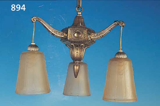 DECKENLAMPE, MULLER FRERES, 30ER JAHRE, PREßGLASSCHIRME UND METALL, DREI BRENNSTELLEN, SIGNIERT, H. 32 CM ...