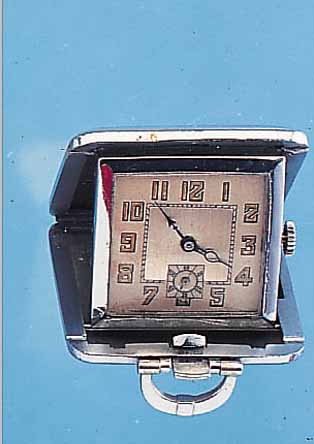 REISE/TASCHENUHR, SCHWEIZ UM 1938, METALL VERCHR., AUFKLAPPB., KLAPPFEDER WURDE PROV. REP., 2-FARB. VERS. BLATT, BRUECKENANKERW., 15 ST., ...