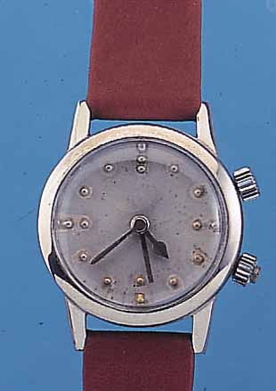 AS BLINDENARMBANDWECKER, SCHWEIZ UM 1968, METALL VERCHR., EDELST.-BODEN GESCHR., VERS. BLATT M. TASTSYMB. U. VERST. ZEIGERN, SPRUNG- DECKELFKT. ...