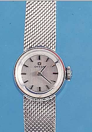 OMEGA DAMENGOLDBANDUHR, SCHWEIZ UM 1964. WG 750/000 RODH. INCL. FLECHTBAND, BODEN GEDR., ORIG.-ETUI, VERS. BLATT, FORMANKERW. ROTVERG., ...