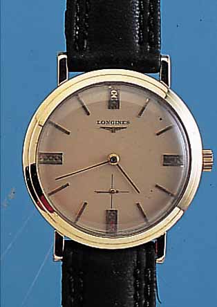 LONGINES HERRENARMBANDUHR, SCHWEIZ/USA UM 1954, GG 585/000, GET. A-WELLE, GLASR. VER- SCHR., GOLDLUENETTE AUFGEDR., VERS. BLATT, AUFGEL. ...