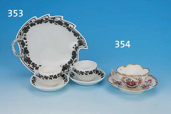 TASSE MIT UNTERTASSE, DRESDEN, UM 1900, PORZELLAN, FEINE BUNTE BEMALUNG, TASSE U. U- TASSE MIT JE ZWEI KARTUSCHEN VON SCHäFERSZE- NEN, ...