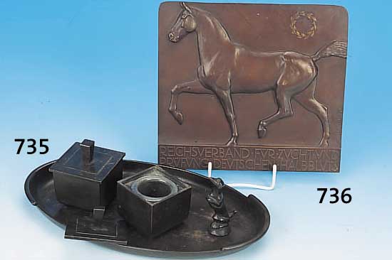 SCHREIBTISCHAUFSATZ, UM 1900, BRONZE, ZWEI TINTENFäSSER, GLASEINSäTZE, STEMPEL IN FORM EINES MäNNCHENMACHENDEN DAK- KELS, ...