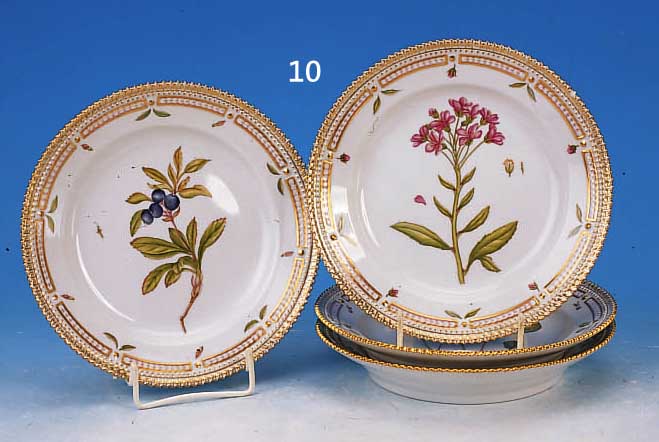 VIER TELLER, ROYAL KOPENHAGEN, FLORA DANICA, 90ER JAHRE, PORZELLAN, REICHE GOLDSTAFFAGE 1 X MIN. AN EINER ECKE BEST., D. 19,5 CM