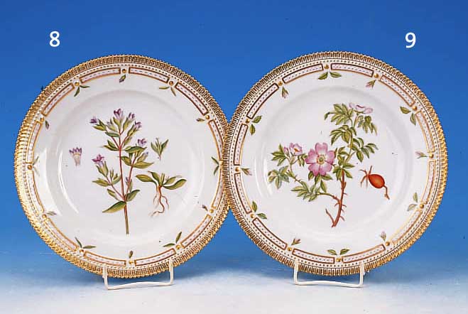 TELLER, ROYAL KOPENHAGEN, FLORA DANICA, 90ER JAHRE, PORZELLAN, REICHE GOLDSTAFFAGE, D. 25,5 CM