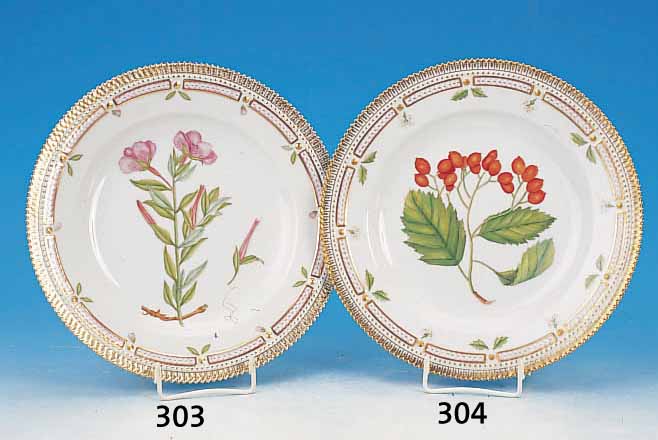 TELLER, ROYAL KOPENHAGEN, FLORA DANICA, 90ER JAHRE, PORZELLAN, REICHE GOLDSTAFFAGE, D. 25,5 CM