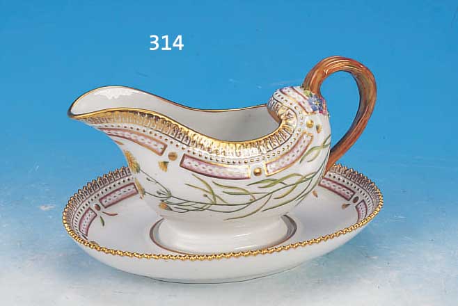 SAUCIERE, ROYAL KOPENHAGEN, FLORA DANICA, 90ER JAHRE, PORZELLAN, SCHöNE BEMALUNG, REICHE GOLDSTAFFAGE, L. 23 CM, 35 CL