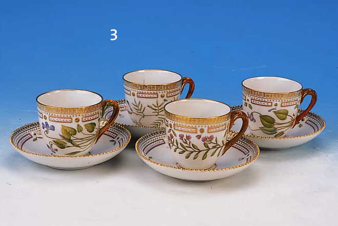 VIER TASSEN, ROYAL KOPENHAGEN, FLORA DANICA, 90ER JAHRE, PORZELLAN, SCHöNE BEMALUNG, REICHE GOLDSTAFFAGE, MIT UNTERTASSEN, H. 7 CM