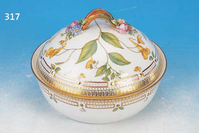 DECKELSCHüSSEL, ROYAL KOPENHAGEN, FLORA DANICA, 90ER JAHRE, PORZELLAN, SCHöNE BE- MALUNG, REICHE GOLDSTAFFAGE, D. 24 CM, 180 CL