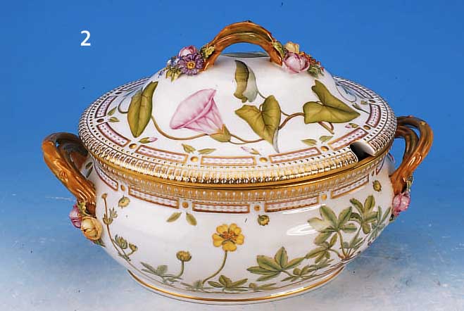 DECKELTERRINE, ROYAL KOPENHAGEN, FLORA DANICA,90ER JAHRE, PORZELLAN, SCHöNE BEMALUNG, REICHE GOLDSTAFFAGE, 350 CL, L. 37 CM