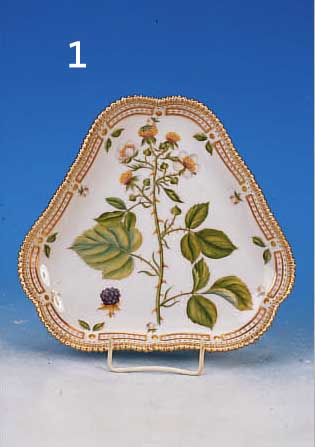 SCHALE, ROYAL KOPENHAGEN, FLORA DANICA, 90ER JAHRE, PORZELLAN, SCHöNE BEMALUNG, REICHE GOLDSTAFFAGE, L. CA. 21 X 23 CM