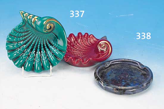 ZWEI SCHALEN IN MUSCHELFORM, FRANKREICH, UM 1930, STEINGUT, ROT BZW. GRüN GLASIERT MIT GOLDDEKOR, JE CA. 17 X 17 CM