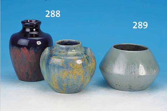 ZWEI VASEN, FRANKREICH, PIERRE FONDS, UM 1910, KERAMIK, 1 X ROTBRAUNGLASIERT MIT BLAUER LAUFGLASUR, H. CA 16 CM; 1 X BEIGE GLASUR MIT HELLBLAUER ...