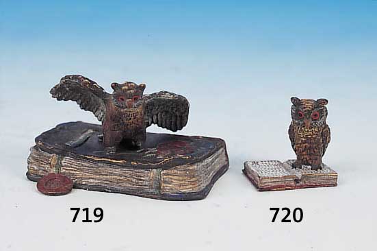 WIENER BRONZE, 20. JH., BUNT BEMALT, EULE AUF BUCH, H. CA. 2,5 CM
