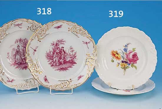 ZWEI TELLER, MEISSEN, UM 1860/70, PORZELLAN,RELIEFIERTE RäNDER, FEINE BUNTE BEMALUNG, JE EIN BLUMENBOUQUET, D. 22,5 CM