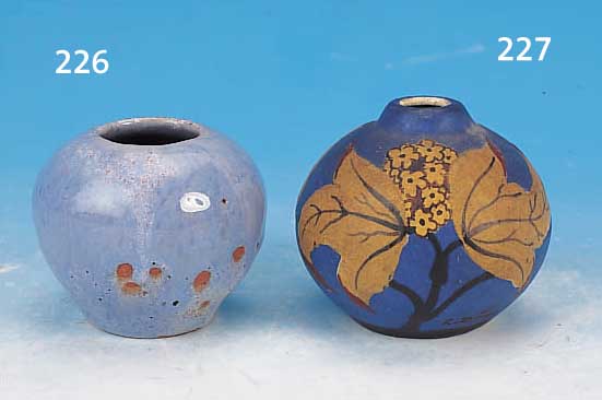 KLEINE VASE, SIGN, L. DAYE PARIS, UM 1930, KERAMIK, BLAUGRUNDIG MIT RELIEFIERTEM BRAUNEM FLORALEM DEKOR, H. CA. 7,5 CM