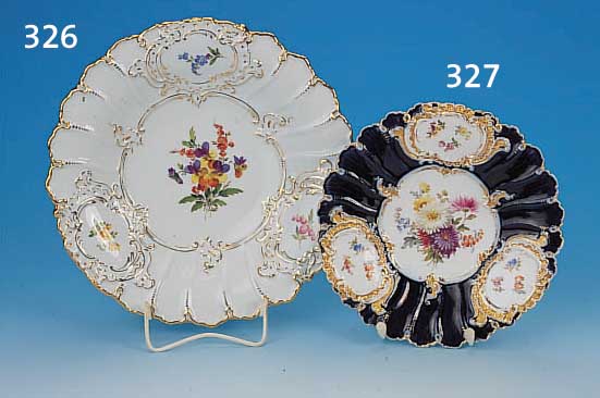 ZIERSCHALE, MEISSEN, 1924-1934, PFEIFFERZEIT, PORZELLAN, FEINE BUNTE BEMALUNG, MITTIG BLUMENBOUQUET, TEILRELIEF. RAND, DREI KAR- TUSCHEN MI ...