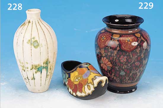 ZWEI TEILE KERAMIK, GOUDA/HOLLAND, UM 1930, 1 X VASE, BUNT BEMALT, LEICHT BEST., H. CA. 13.5 CM; 1 X HOLZSCHUH, BUNT BEMALT, L. CA. 14,5 CM