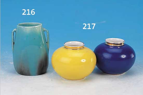 ZWEI VASEN, FüRSTENBERG, 20 JH., PORZELLAN, BLAU BZW. GELB GLASIERT, GOLDRäNDER BERIEBEN, H. JE CA. 6 CM