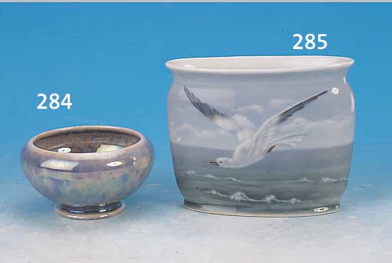 VASE, KAESTNER THüRINGEN, UM 1910, PORZEL- LAN, BUNTE UNTERGLASURBEMALUNG, FLIEGENDE MöWE, H. CA. 10 CM
