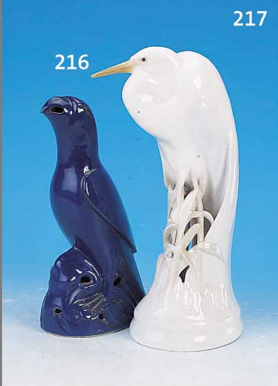 KERAMIKFIGUR, CHINA, UM 1870, SITZENDER VOGEL, BLAU GLASIERT, H. CA. 22 CM