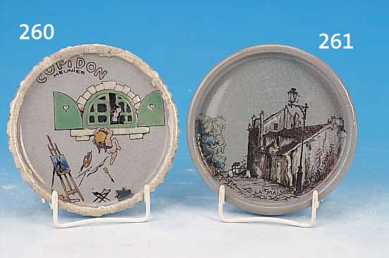 KLEINER TELLER, PLATON PARIS, UM 1910, POTERIE DE VIEUX MONTMATRE, GRAU GLASIERT UND KRAKELIERT, BUNT BEMALT MIT PUTTO VOR STAFFE- LEI, D. CA. ...