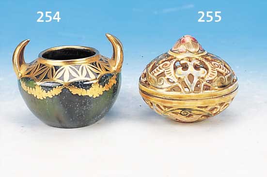 SCHALE, FRANKREICH, UM 1900, STEINGUT, GRüNE UND BLAUE LAUFGLASUR MIT HELLEN EIN- SPRENGELUNGEN, AUFGELEGTE VERGOLDETE METALL- MONTUR, H. ...