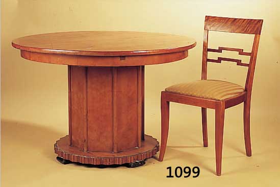 RUNDER AUSZIEHTISCH MIT VIER STüHLEN, ART-DECO30ER JAHRE, BIRKE MASSIV UND FURNIERT, TISCHMIT DEKORATIVEM MITTELFUß (KL. TEIL DER ZIER- LEISTE ...