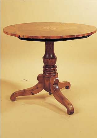 RUNDER TISCH, BIEDERMEIER, UM 1930-40, NUßBAUMFURNIER, FUß Z.T. BUCHE, PLATTE 2. HäLFTE 19. JH. MIT STERNINTARSIEN, MIT ALTERS-BEDINGTEN ...